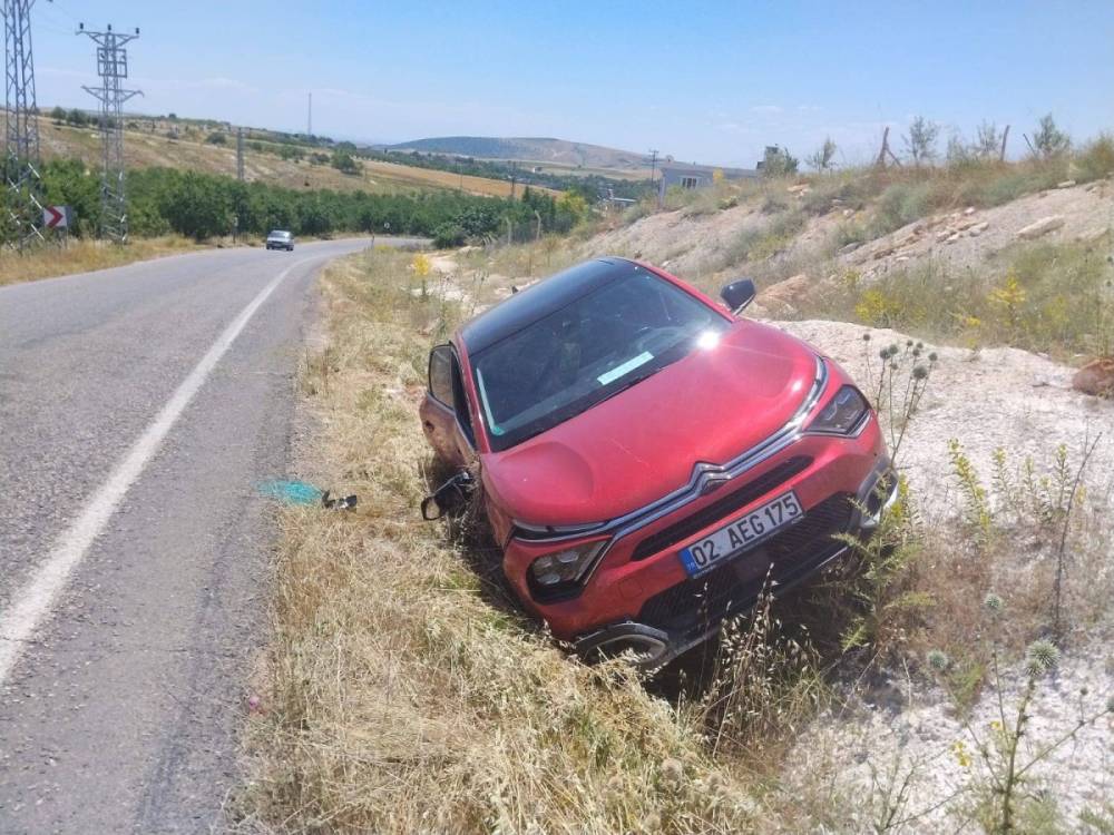 Otomobil şarampole devrildi: 3 yaralı 