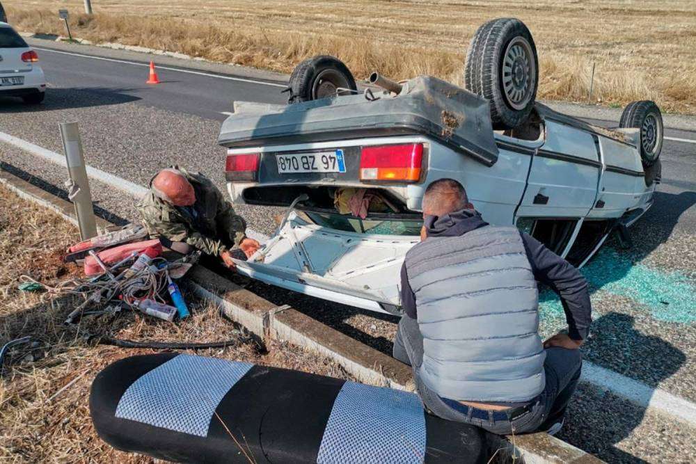 Lastiği patlayarak ters dönen otomobilin sürücüsü yaralandı 