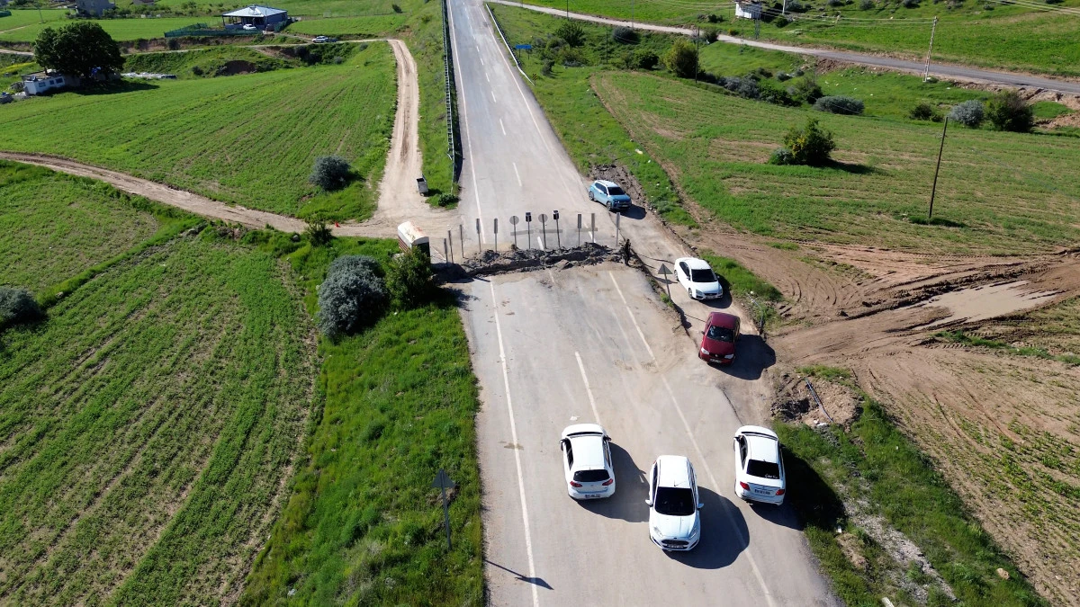Felahiye'de yollar &ccedil;&ouml;kt&uuml;: İl&ccedil;enin iki girişi kapatıldı