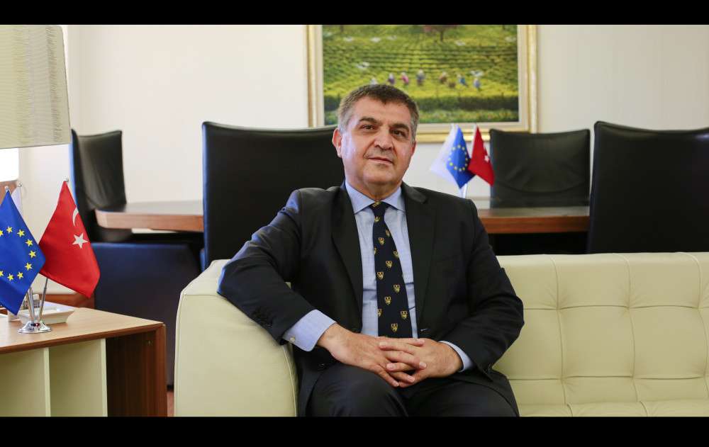 “Geleceğin diplomatlarına, en az bir yabancı dili iyi öğrenmelerini ve bu konuda çaba harcamalarını öneriyorum.” Meslek Sohbetleri: Diplomasi Mesleği